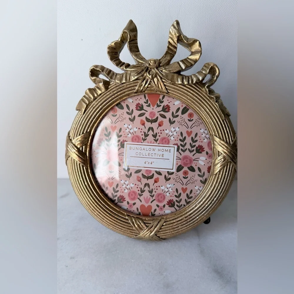 Gold Round Picture Frame  ow accent